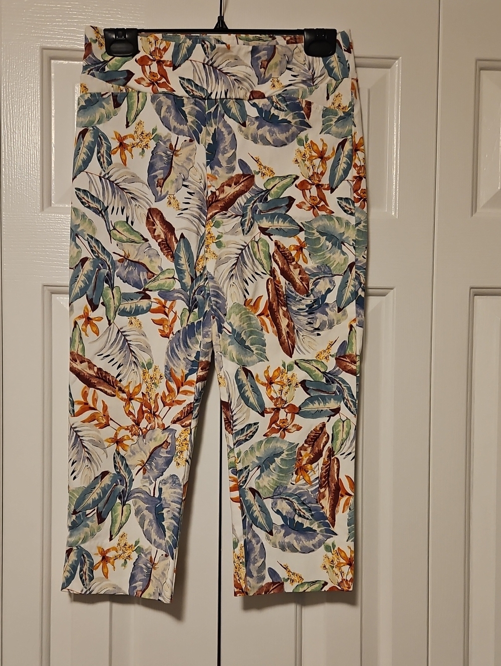 Tropical Leaf Cropped Capris - White Multicolor